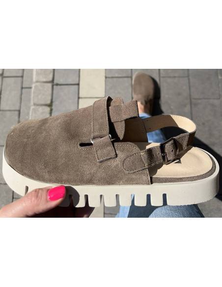 Klapki ciemny beż khaki kryte palce na traperze pasek na pięcie Kampa 352L1