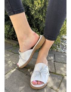 Klapki srebrne skóra naturalna płaska podeszwa marszczone... 2