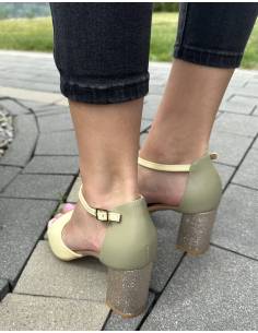 Sandałki żółte oliwkowe ze złotym paskiem i obcasem skóra... 2