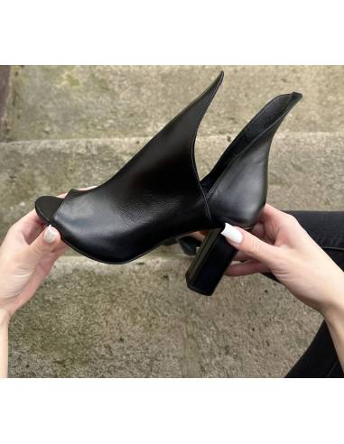 Botki bez palców wycięte czarne na słupku skóra...