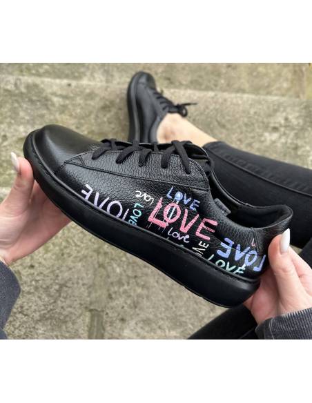 Trampki czarne adidasy wzór kolorowy napis płaska podeszwa skóra 024