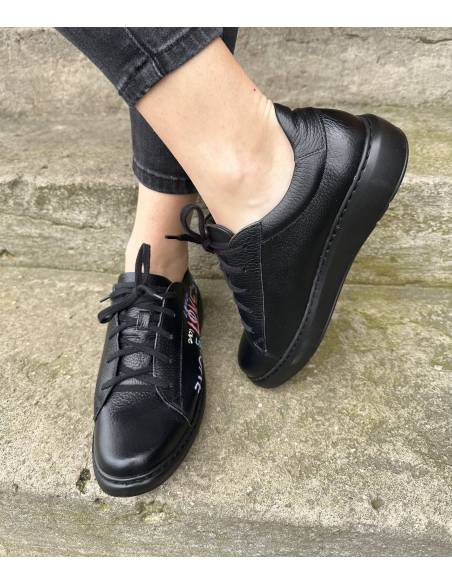Trampki czarne adidasy wzór kolorowy napis płaska podeszwa skóra 024