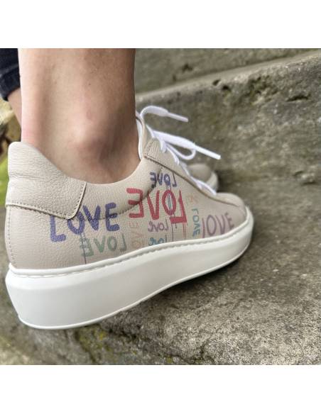 Trampki beżowe adidasy wzór kolorowy napis biała podeszwa skóra 024 JULA