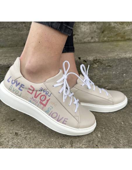 Trampki beżowe adidasy wzór kolorowy napis biała podeszwa skóra 024 JULA