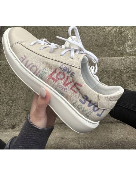 Trampki beżowe adidasy wzór kolorowy napis biała podeszwa skóra 024 JULA