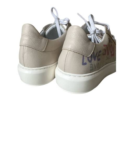 Trampki beżowe adidasy wzór kolorowy napis biała podeszwa skóra 024 JULA
