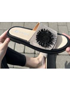 Klapki beżowe ozdobione czarnym kwiatkiem skóra płaska... 2